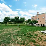Luxury Maria With Large Pool
