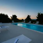Luxury Maria With Large Pool Vila
