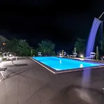 Luxury Maria With Large Pool