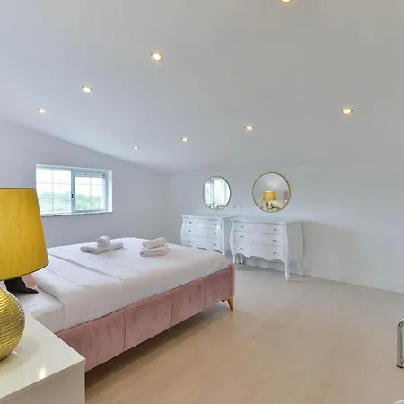 Luxury Maria With Large Pool