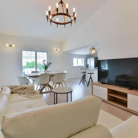 Villa Luxury Maria With Large Pool Suhovare