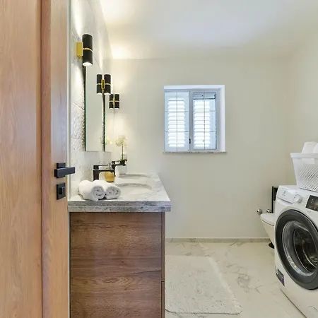 Luxury Maria With Large Pool