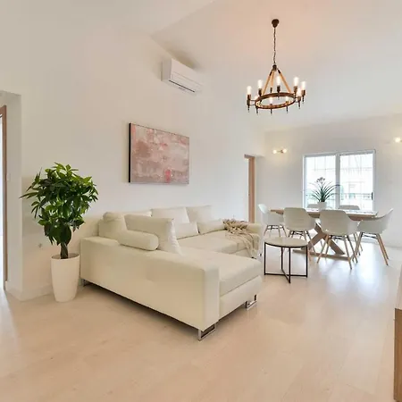 Luxury Maria With Large Pool Villa