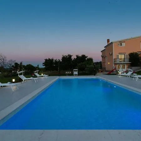 Luxury Maria With Large Pool