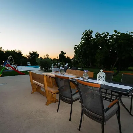 Luxury Maria With Large Pool Villa