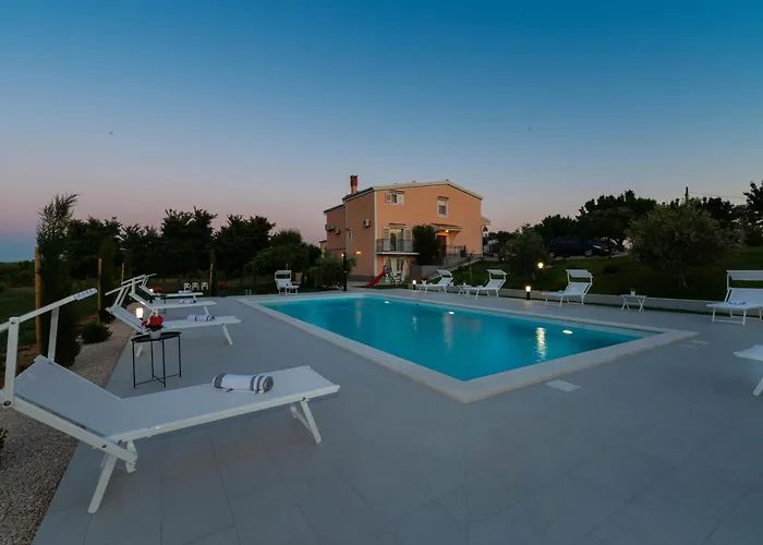 Luxury Maria With Large Pool וילה Suhovare