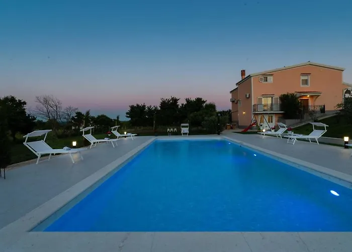 Luxury Maria With Large Pool