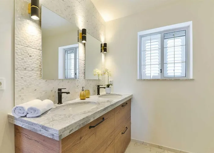 Luxury Maria With Large Pool Suhovare