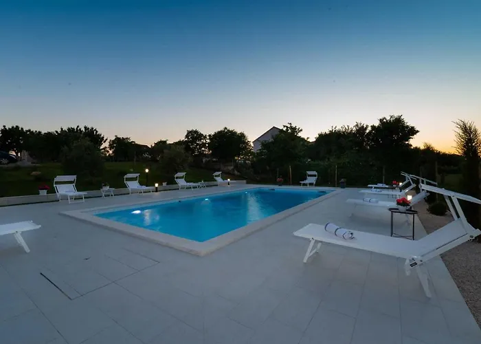 Luxury Maria With Large Pool Suhovare