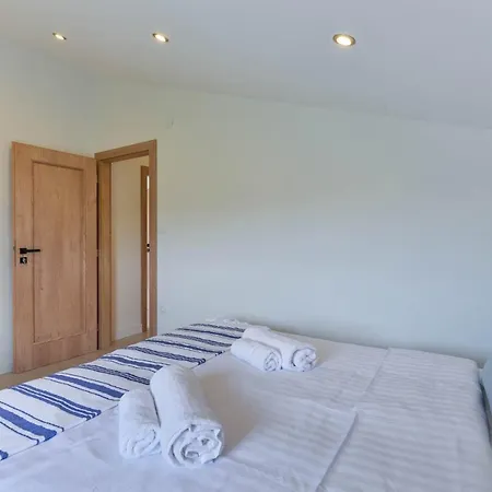 Luxury Maria With Large Pool