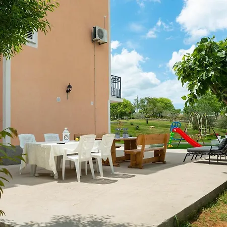 Luxury Maria With Large Pool