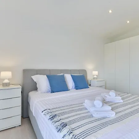 Luxury Maria With Large Pool