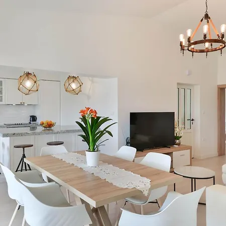 Luxury Maria With Large Pool *