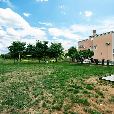 Luxury Maria With Large Pool