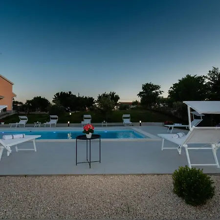 ヴィラ Luxury Maria With Large Pool Suhovare