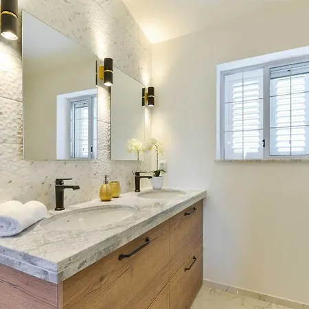 Luxury Maria With Large Pool Suhovare