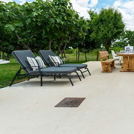 Luxury Maria With Large Pool