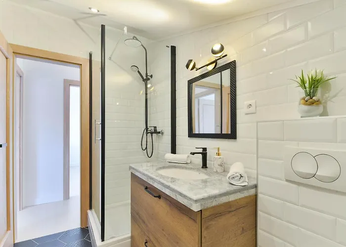 Luxury Maria With Large Pool