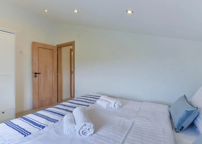 Luxury Maria With Large Pool