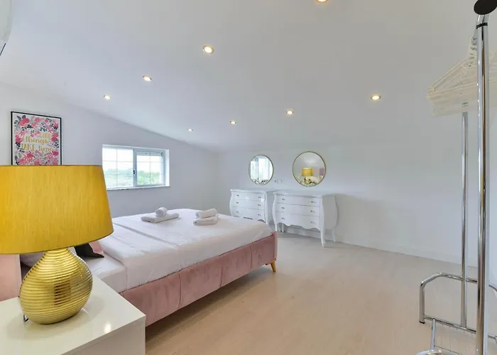 Luxury Maria With Large Pool