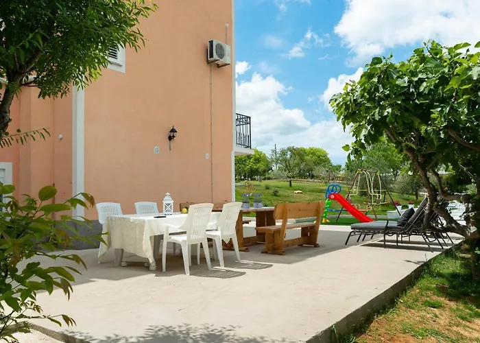 Luxury Maria With Large Pool