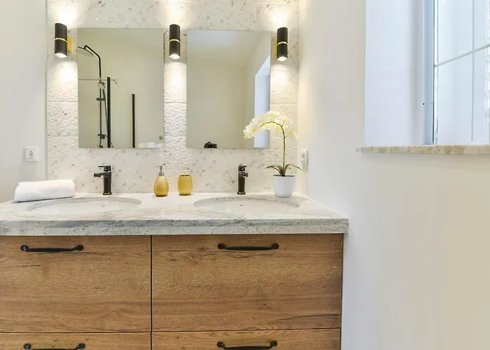 Luxury Maria With Large Pool