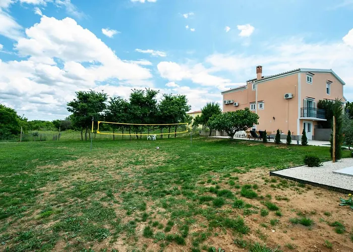 Luxury Maria With Large Pool