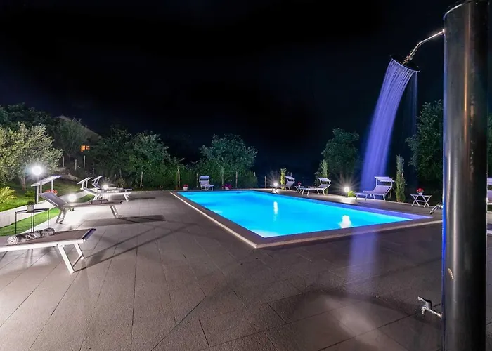 Luxury Maria With Large Pool