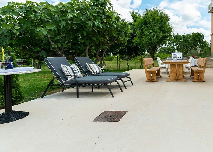 Luxury Maria With Large Pool